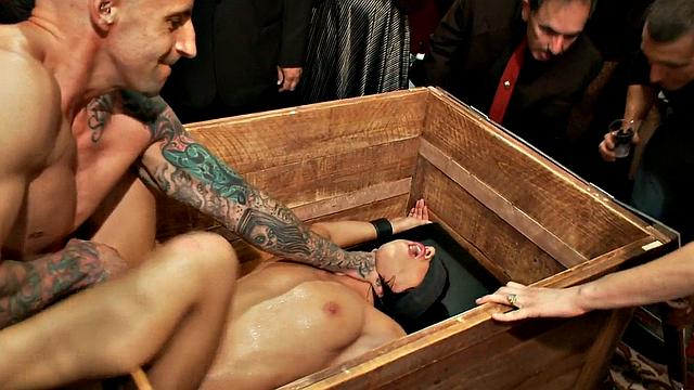 С повязкой на глазах она стонет, а зрители только завидуют