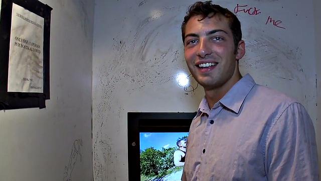 честный натурал повёлся на развод, кончил парню в лицо после минета в дырке