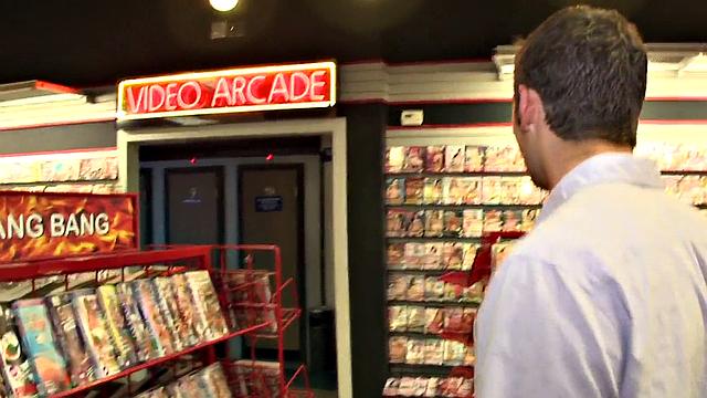 честный натурал повёлся на развод, кончил парню в лицо после минета в дырке