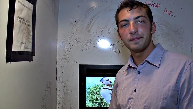 честный натурал повёлся на развод, кончил парню в лицо после минета в дырке