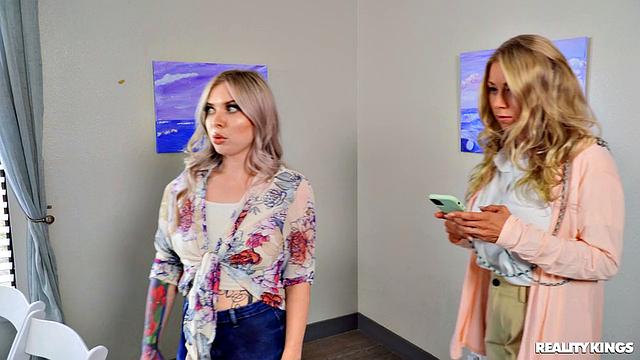 Властная организаторша свадьбы с огромной грудью трахается с помощником прямо на работе.