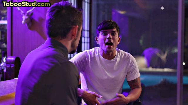 Качок с крепкими руками жестко трахает мачо с большой грудью в жопу на свежем воздухе.