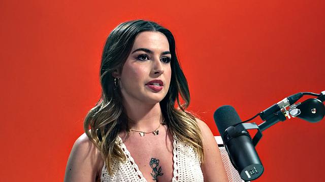 Hitachi babe masturbates her pussy on casting