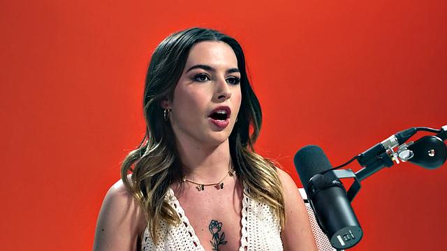 Hitachi babe masturbates her pussy on casting