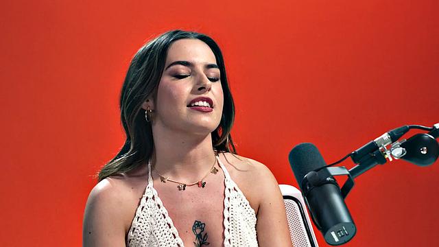 Hitachi babe masturbates her pussy on casting