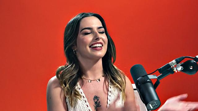 Hitachi babe masturbates her pussy on casting