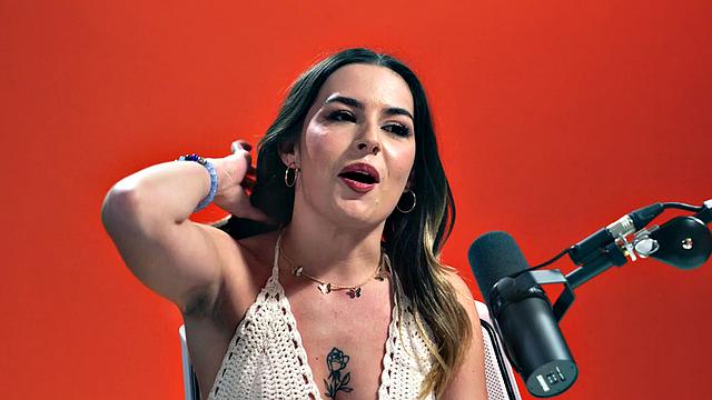 Hitachi babe masturbates her pussy on casting