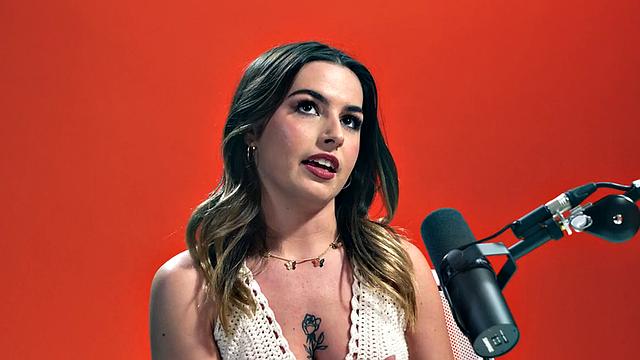 Hitachi babe masturbates her pussy on casting