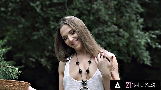 21 NATURALS - Hottie Railed Anally Outdoors