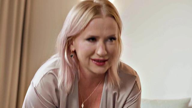 зрелая блондинка учит не только на вебке - у студента свои методы