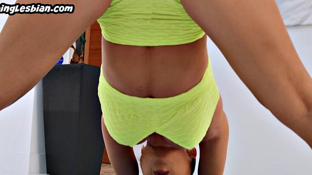 Вожделенная йогиня сходит с ума по аппетитной подруге на кухне