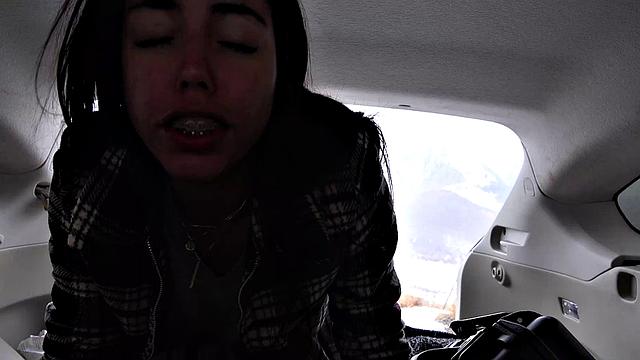 Яростный секс на морозе: Rachel Rivers дрочит и трахается в машине