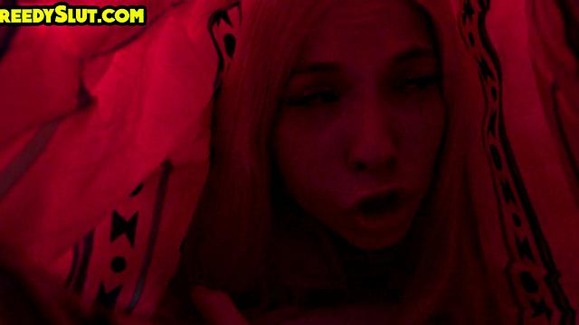 парень сначала вылизал подругу, потом жёстко её отымел