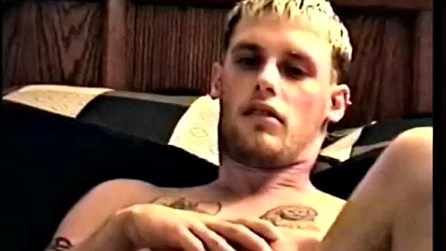 Она дрочит ему до мощного оргазма и ловит сперму на ладони