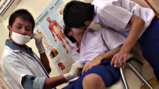 Трое в сортире: анальный спорт и водные процедуры