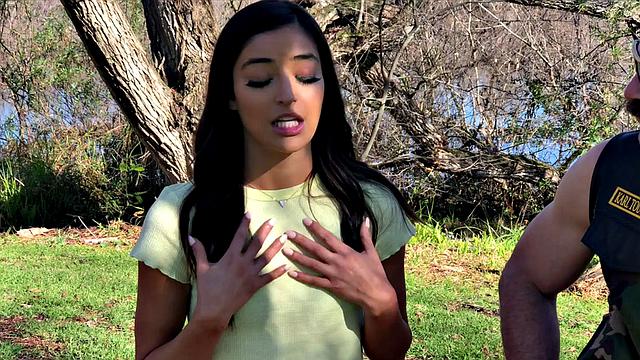 Эмили Уиллис разрывает все границы в роли лишней на празднике страсти