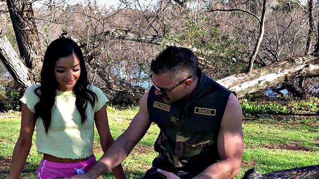 Эмили Уиллис разрывает все границы в роли лишней на празднике страсти