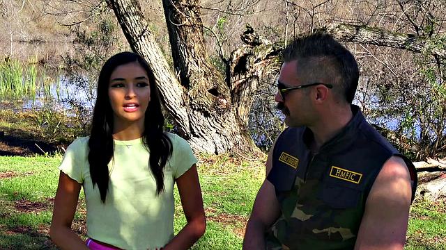 Эмили Уиллис разрывает все границы в роли лишней на празднике страсти