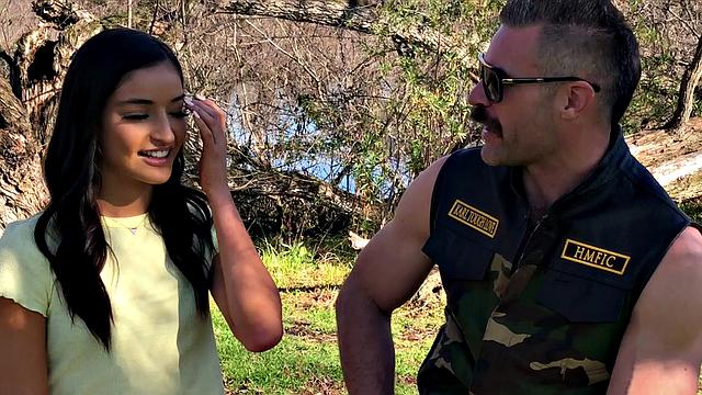 Эмили Уиллис разрывает все границы в роли лишней на празднике страсти