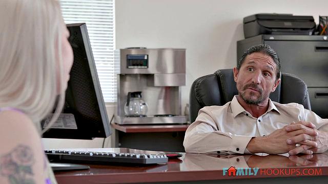 Haley Spades доказывает дядюшке, на что способна зрелая офисная шлюха, глубоко заглатывая член и давая себя жестко трахать на столе.