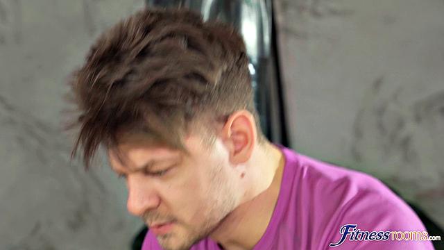 Трое страстных тёлок разгорячились и устроили групповуху с двумя качками в спортзале.