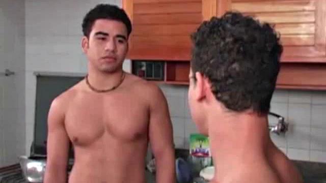 страстный завтрак: флаво де силва соблазняет дарриена леона в одном полотенце