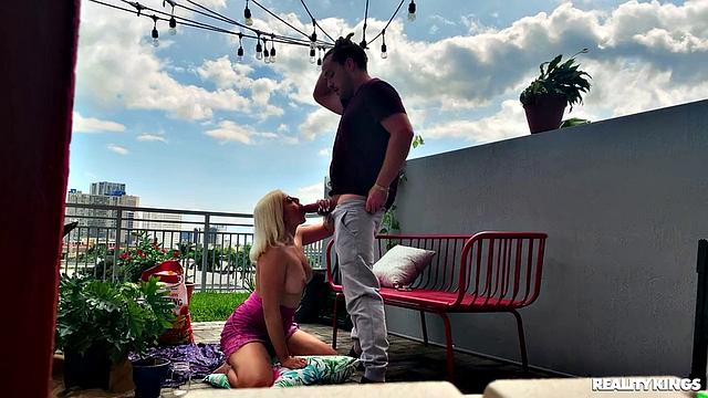 Блондинка Gia Oh My сначала поливала цветы, а потом устроила настоящую оргию с Kyle Mason - сперма льётся рекой, а ноги тоже в деле!