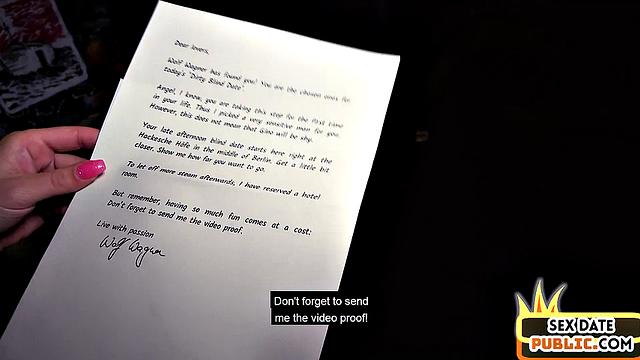 Зрелая блондинка отсасывает незнакомцу, потом жестко трахается на улице.