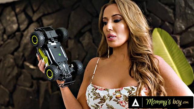 Взрослый пасынок подглядывает под платье мачехи Richelle Ryan и попадается на горячем, дальше только жарче.