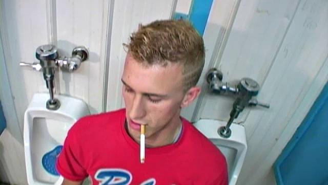 Неведа Адамс охотится на членов в сортире дальнобойщиков