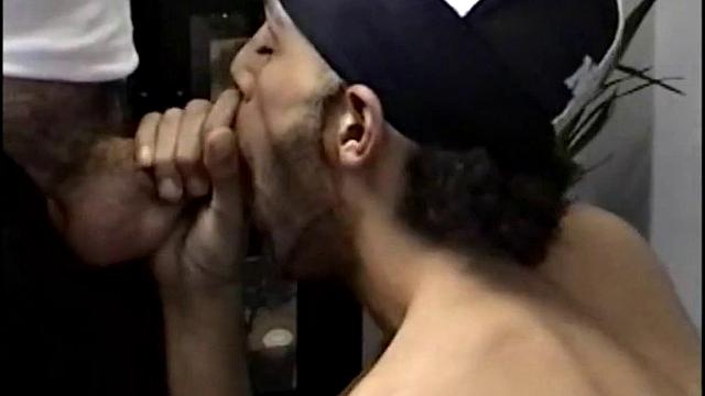 Энрике решил доказать, что он прямо, и трахнул Винни в доказательство