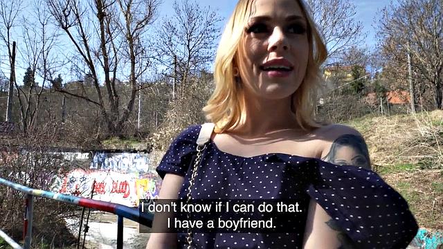 Татуированная развратница ловит гигантский член на свежем воздухе - главное, чтоб не простудилась