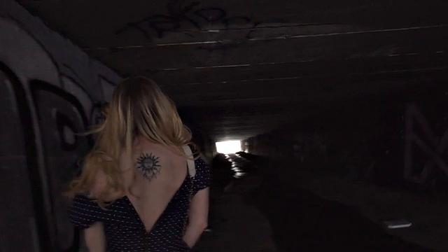 Татуированная развратница ловит гигантский член на свежем воздухе - главное, чтоб не простудилась