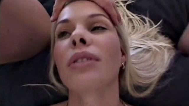 Блондинка на природе сосет и получает двойное проникновение, сперма на лице и во рту.