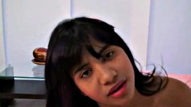 Tobie Teen облизывает дилдо, мастурбирует и ловит кайф, как будто в отпуске