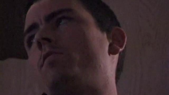 Дэн не выдерживает и дрочит свой стояк на лестнице