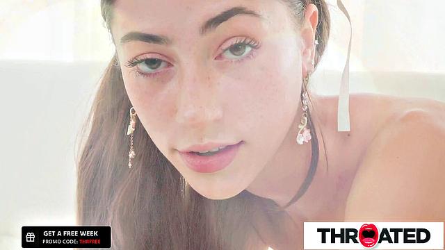 брюнетка проверяет глотку на прочность - чуть не захлебнулась хуем