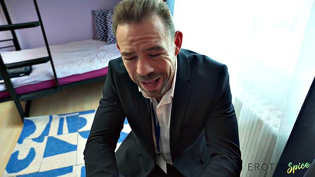 бразильянка с короткими волосами глотает член босса и подставляет жопу