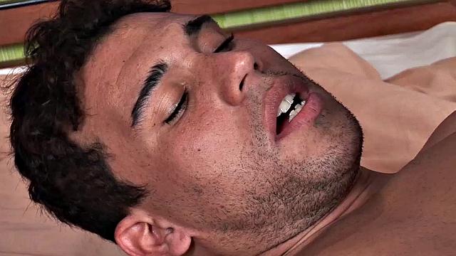 александр жестко трахает андре своим большим членом