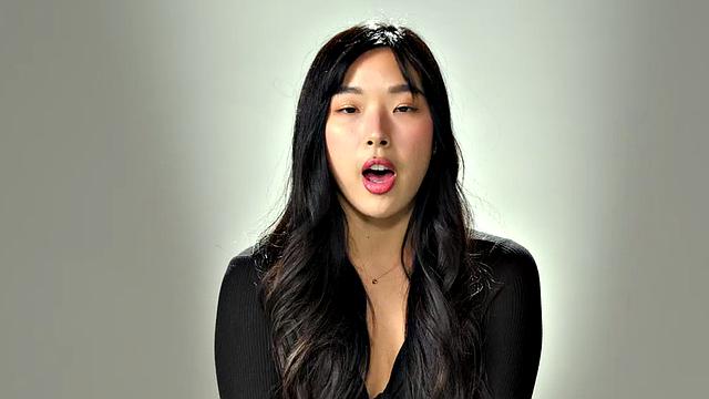 азиатская малышка не выдержала и стала дрочить на кастинге