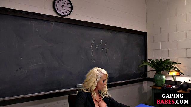 Stunning lez babe toyed by her GF