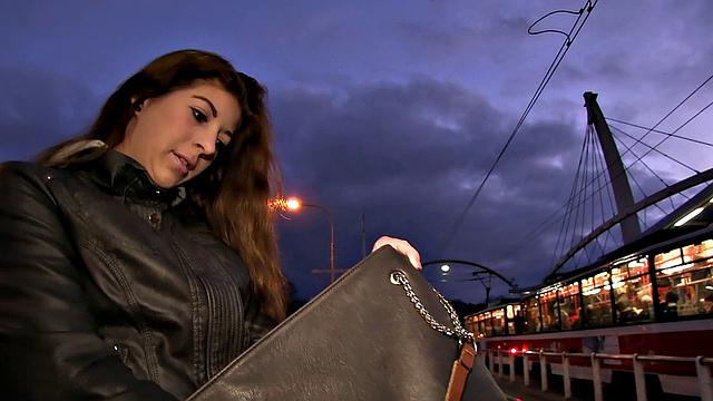 шикарная брюнетка трахаетя с липовым контролёром вместо штрафа