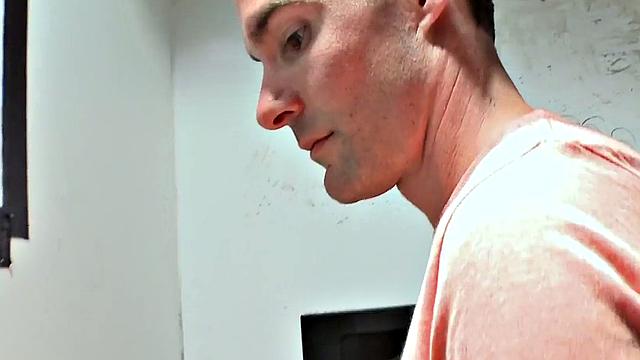 гетеро парень получает минет от гея и кончает на лицо