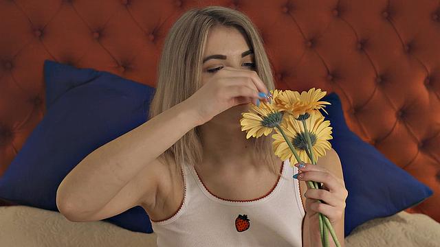 Kata D ласкает гладкую писю на кровати