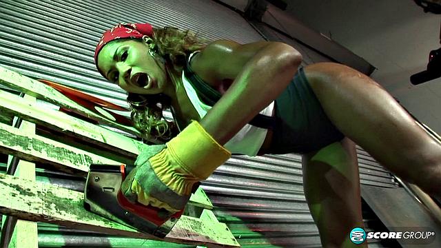 ну кто устоит перед такой жопой - пацан уже давится спермой