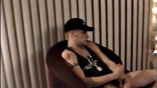 Базз строит из себя натурала, а дрочит по-гейски