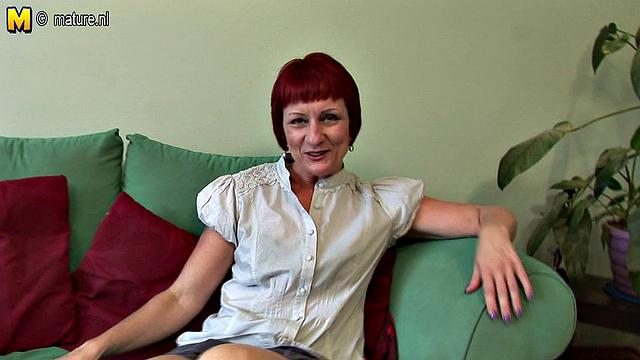 британская рыжая зрелка устраивает жаркий минет с огоньком