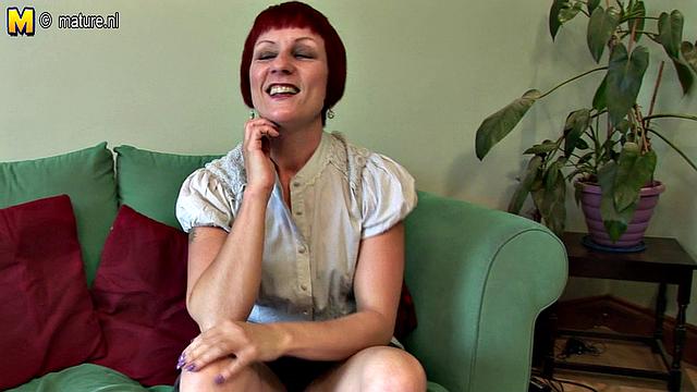 британская рыжая зрелка устраивает жаркий минет с огоньком