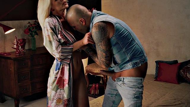 блондинистая милфа скачет и заглатывает хуй парня в адской 69