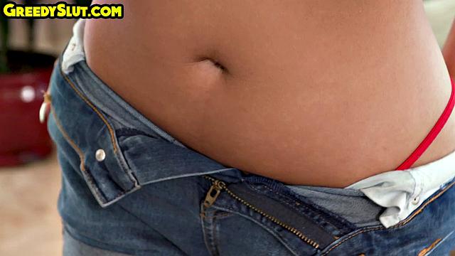 Смотри, как зрелый мужчина жарит страстную азиатку сверху на кровати.